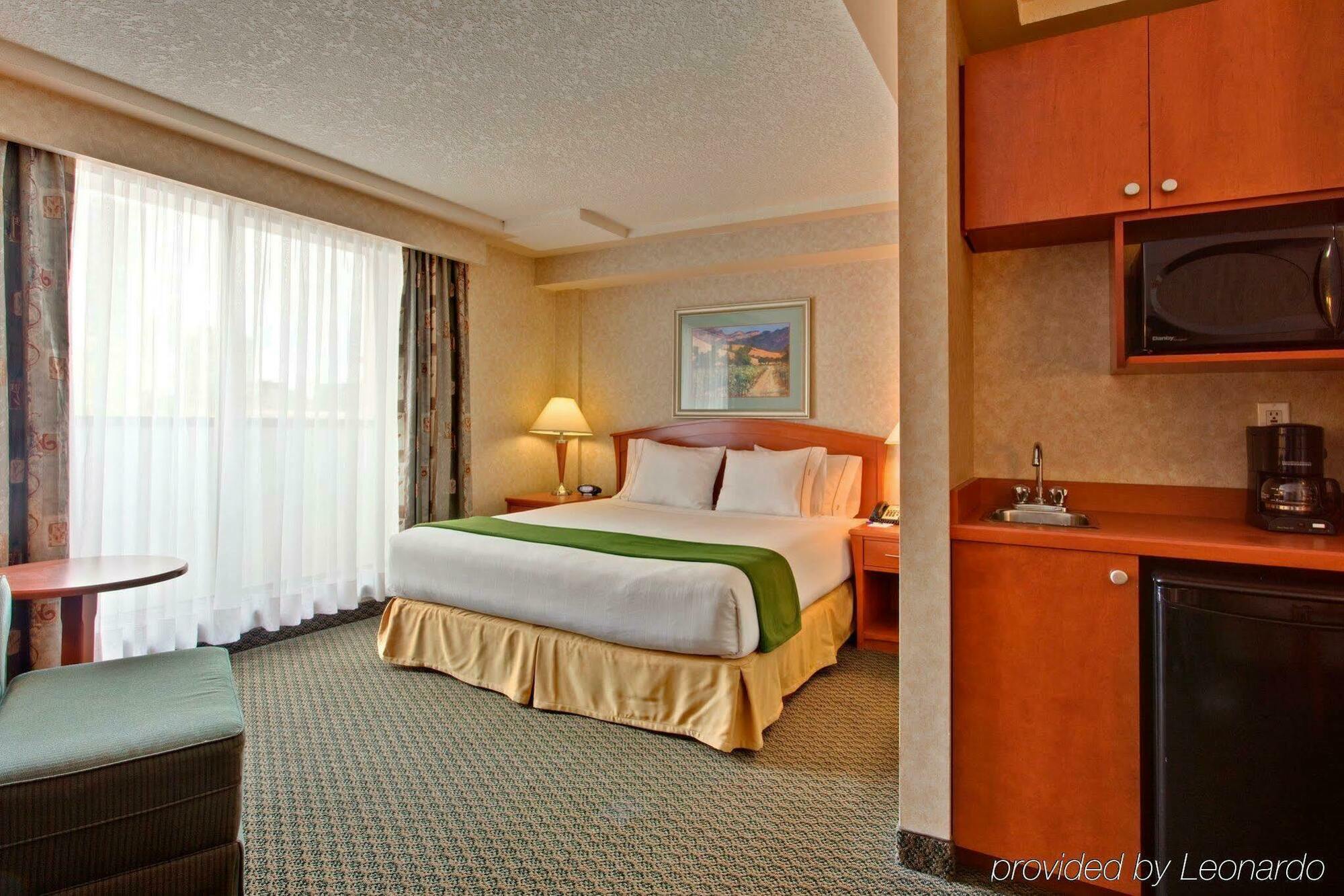 Holiday Inn Express And Suites Calgary By Ihg Extérieur photo